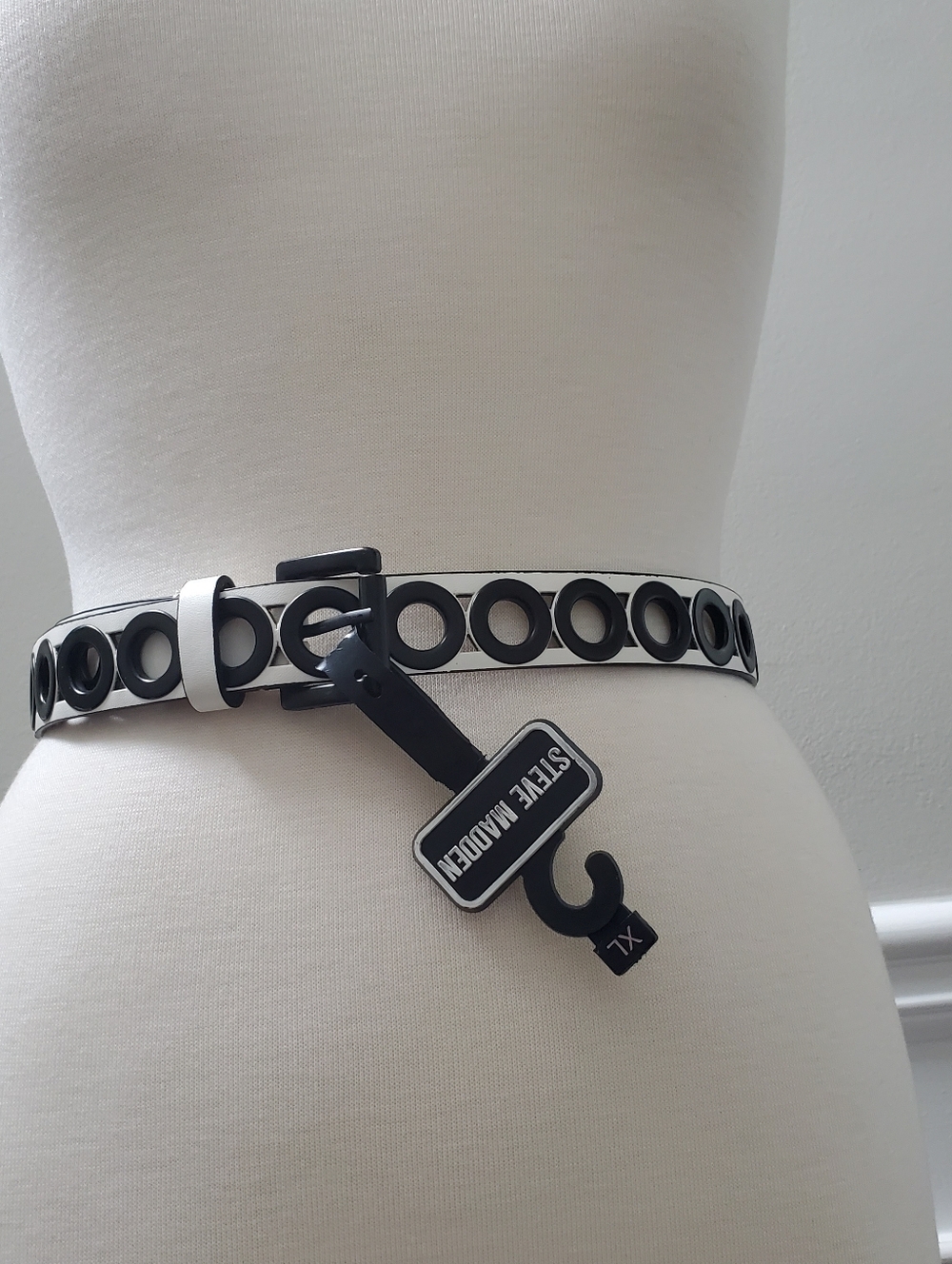 STEVE MADDEN WHITE BELT WITH BLACK GROMMETS